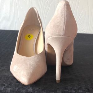 Vince Camuto Nude Suede Pumps SZ 9 NWOT